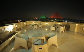 Richard Pyramids Inn Hotel